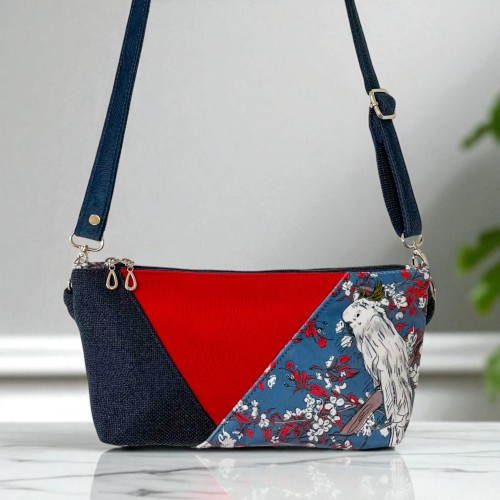 torebka kopertowa granat czerwien z papuga.jpeg