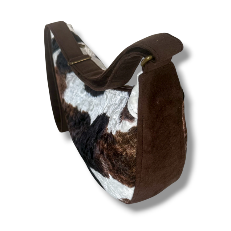 half moon bag krówka bok.jpeg