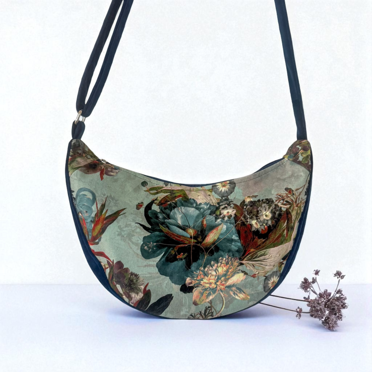 torebka half moon niebieski kwiat.jpeg