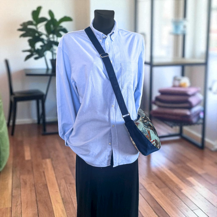 torebka half moon niebieski kwiat manekin.jpeg