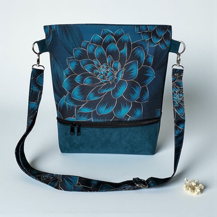 LISTONOSZKA NIEBIESKI KWIAT CAŁA.jpeg